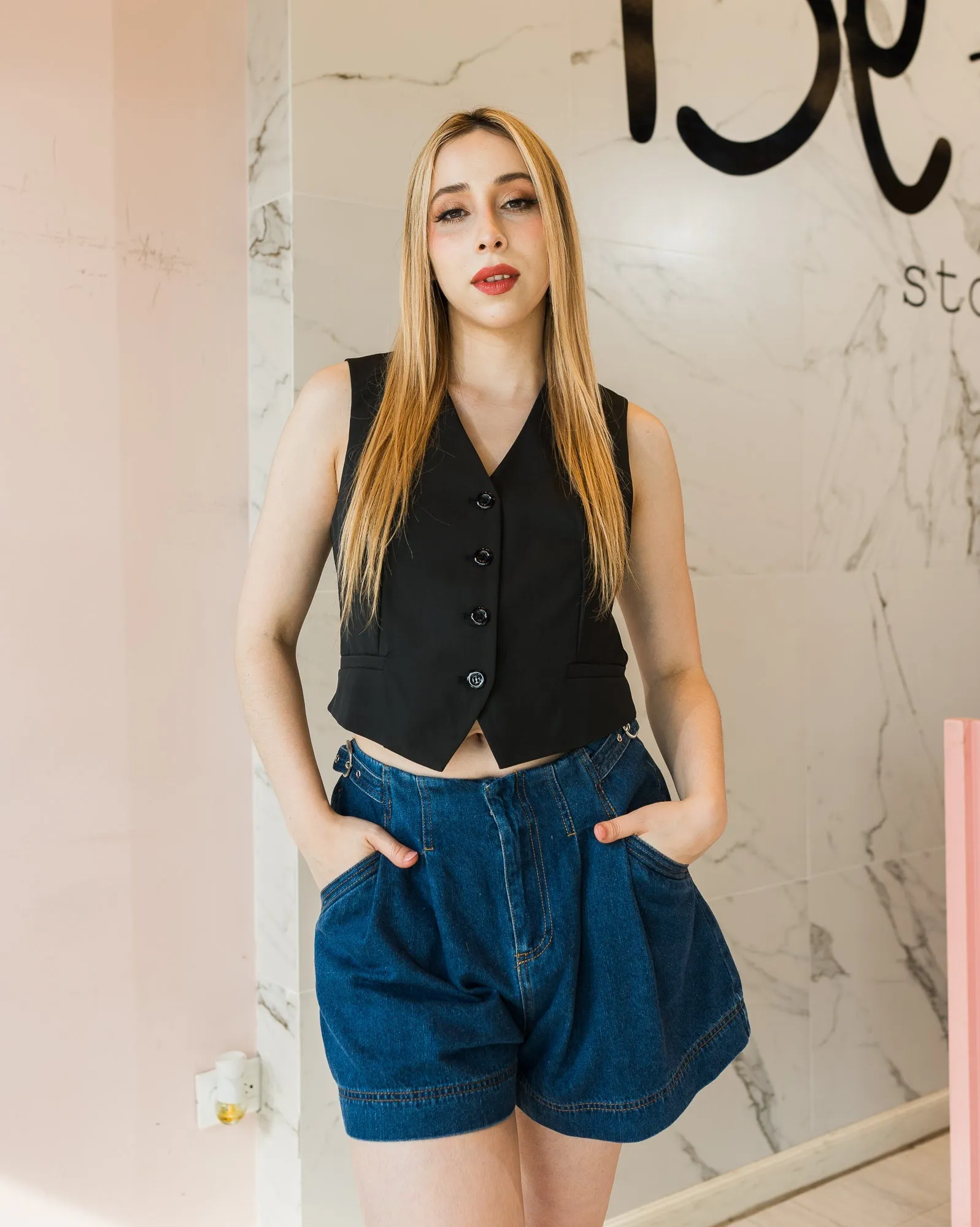 Chaleco sastre con botones en contraste
